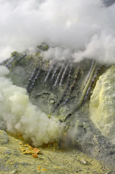Extraction de soufre à l'intérieur du cratère Kawa Ijen — Photo
