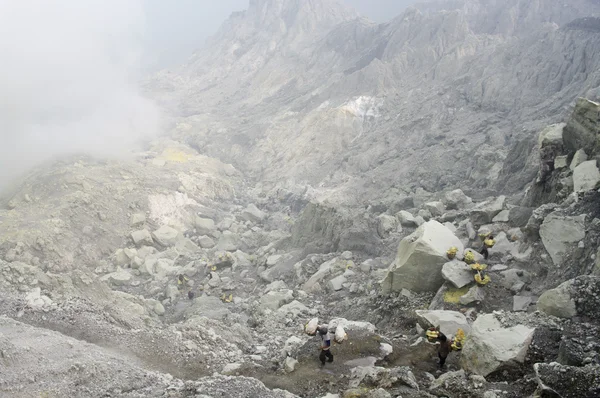 Kawah İjen krateri, Endonezya 'dan sülfür çıkarılıyor.