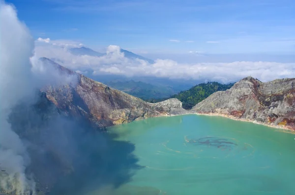 Schwefelsee in einem Krater des Vulkans Ijen. Indonesien — Stockfoto