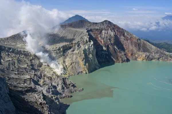 Сульфатическое озеро в кратере вулкана Иджен — стоковое фото