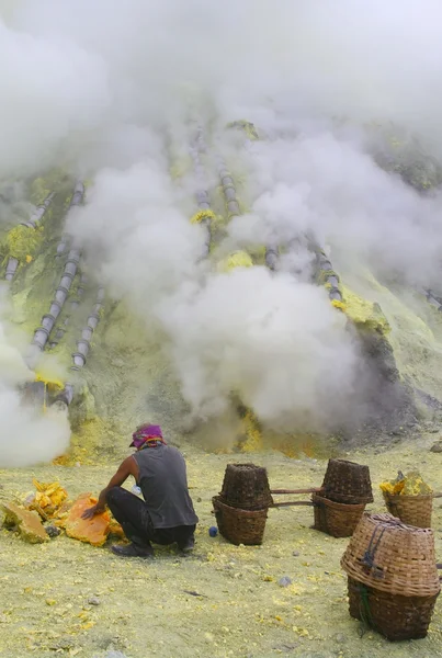 Extraindo enxofre dentro da cratera Kawah Ijen — Fotografia de Stock