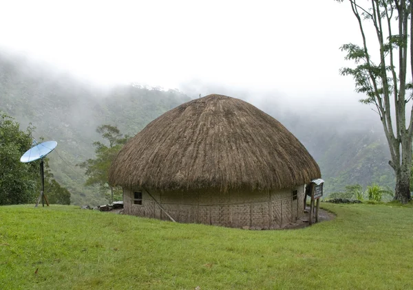 Eine traditionelle Hütte in einem indonesischen Bergdorf — Stockfoto