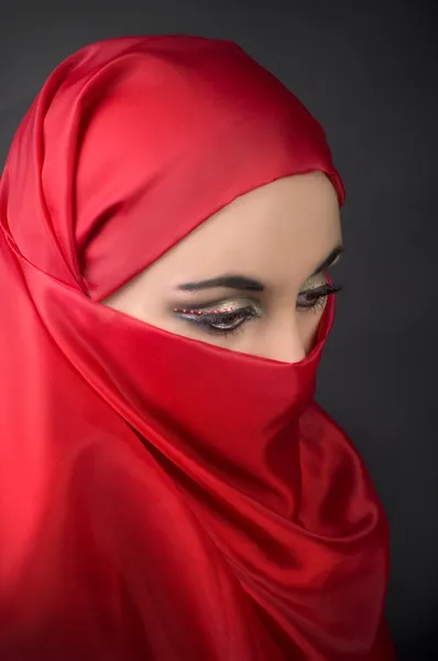 Porträtt av en ung arabisk tjej — Stockfoto