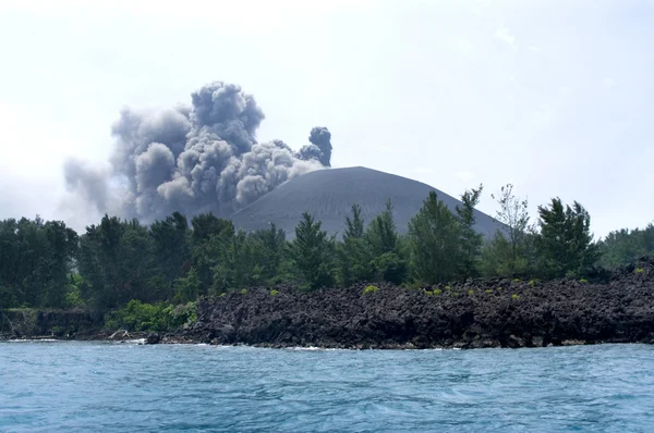 화산 분화입니다. 아낙 krakatau — 스톡 사진