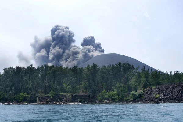 Wybuch wulkanu. Anak krakatau — Zdjęcie stockowe