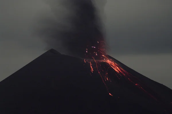 晚上的火山喷发。迦勒 krakatau — 图库照片