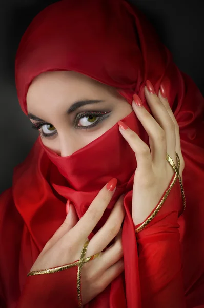 Retrato de uma jovem beleza árabe — Fotografia de Stock