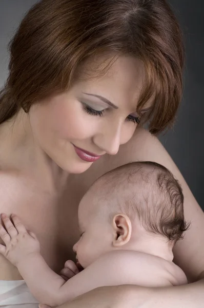 Dormir bébé dans les bras de la mère — Photo