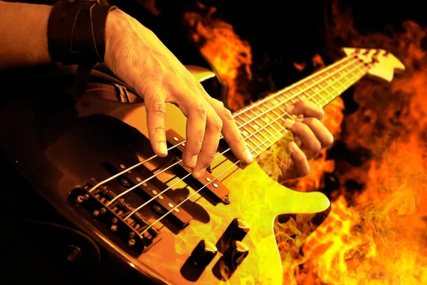 Guitarra tocando en fuego Fotos de stock