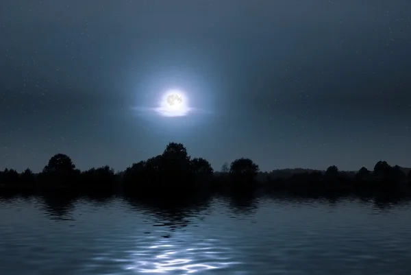 Δίκαιη νύχτα στην όχθη της λίμνης — Φωτογραφία Αρχείου