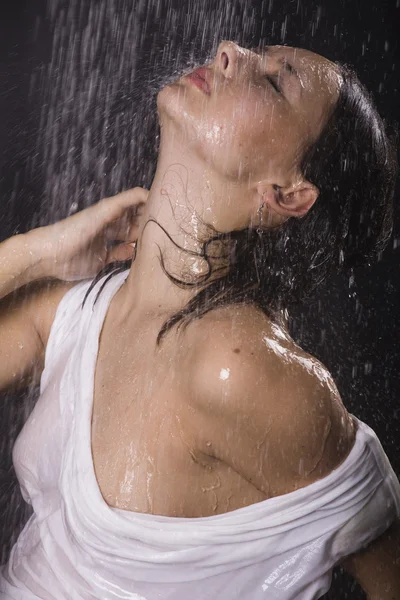雨の下で若い女の子 — ストック写真