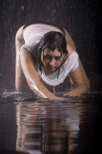 yağmur altında genç kız