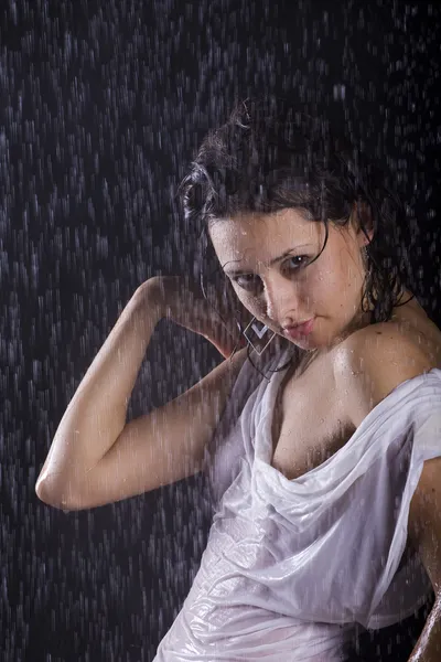 Jong meisje onder regen Stockfoto