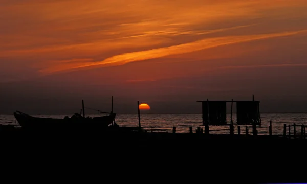 日落时的渔船 免版税图库照片