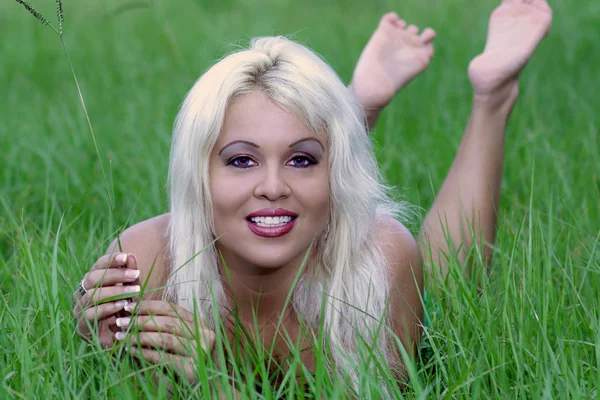 Sexy Blonde allongé dans un champ herbeux (4 ) — Photo