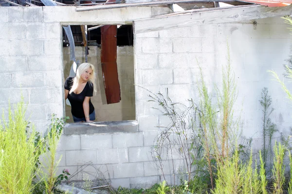 Vacker blondin på ett övergivet hus (3) — Stockfoto