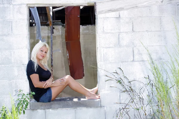 Schöne Blondine in einem verlassenen Haus (5) — Stockfoto