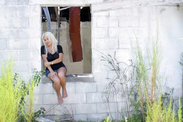 Beautiful Blonde at an Abandoned House (6) — Stock Photo, Image