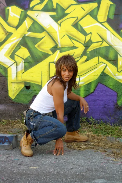 Schöne reife schwarze Frau mit Graffiti (12) — Stockfoto