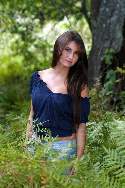 Hermosa adolescente morena al aire libre (6 ) —  Fotos de Stock