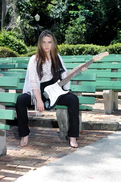 Menina adolescente bonita com guitarra (1 ) — Fotografia de Stock