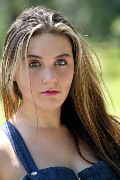 Beautiful Teen Girl Outdoors (1) — Stock Photo, Image