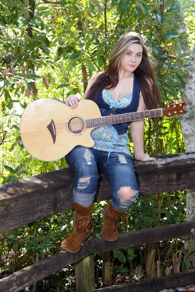 Девочка-подросток с гитарой (3) ) — стоковое фото