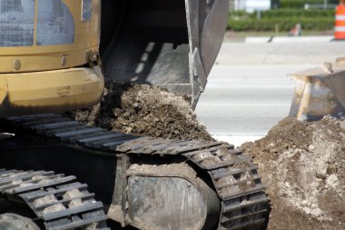 graafmachine naast een rijweg