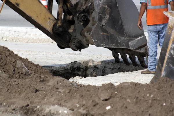 Secchio escavatore scavare un buco — Foto Stock