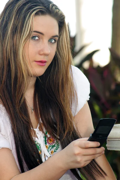 Beautiful Teen Girl Texting Outdoors — Stock Photo, Image