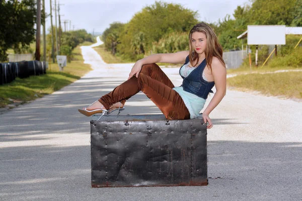Teen Girl on a Trunk in the Street (1) — Stock Photo, Image