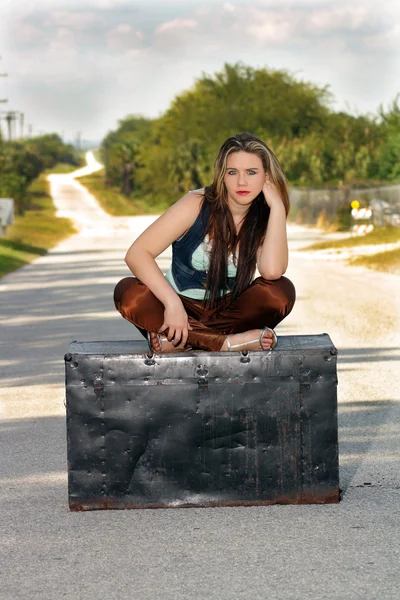 Teen Girl on a Trunk in the Street (3) — Stock Photo, Image