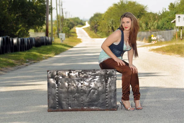 Teen Girl on a Trunk in the Street (4) — Stock Photo, Image