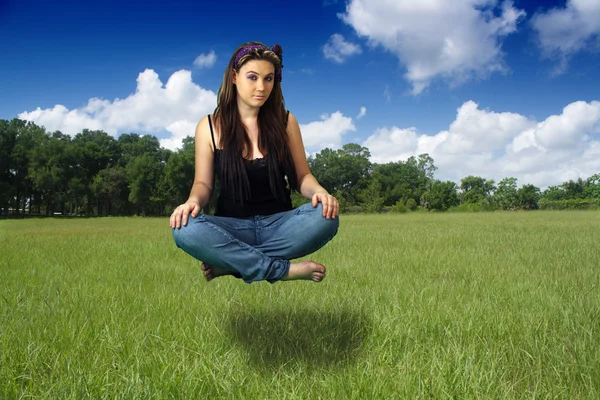 Teen Girl Sits Suspended Above a Grassy Field — Stock Photo, Image