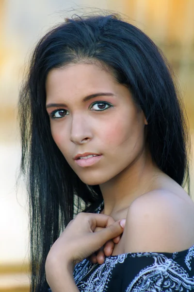 Vacker teen latina headshot utomhus — Stockfoto