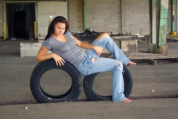 Sexig brunett med trasiga Jeans (1) — Stockfoto