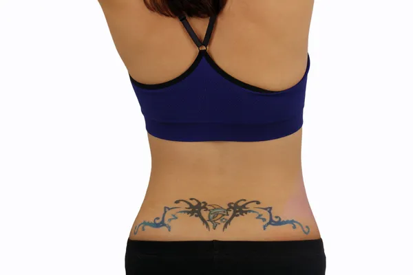 Close Uma Fêmea Parte Inferior Das Costas Com Design Tatuagem — Fotografia de Stock