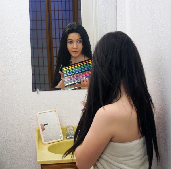 Hermosa chica adolescente con paleta de maquillaje (1 ) —  Fotos de Stock