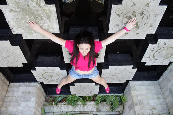 Милая Девочка Подросток Бросает Вызов Гравитации Потолке Необычной Каменной Конструкции — стоковое фото