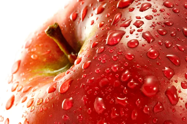 Rött äpple med vattendroppar Stockbild
