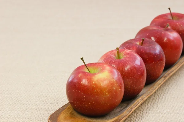 Pět ostrý červená jablka v řadě — Stock fotografie