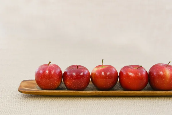 Üst üste beş elma — Stok fotoğraf