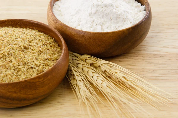 Dua mangkuk kayu dengan tepung dan kuman gandum — Stok Foto
