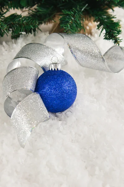 Голубое и серебряное снежное Рождество — стоковое фото
