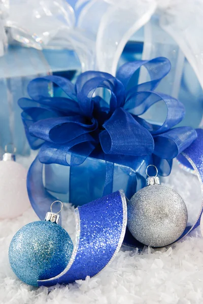 Presentes azuis e brancos brilhantes — Fotografia de Stock