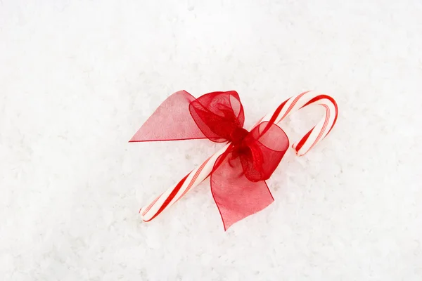 赤の弓と赤い & 白いキャンディ ・ ケーン — ストック写真