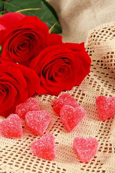 Três Rosas Vermelhas Com Corações Doces Espalhados Por Rendas Antigas — Fotografia de Stock
