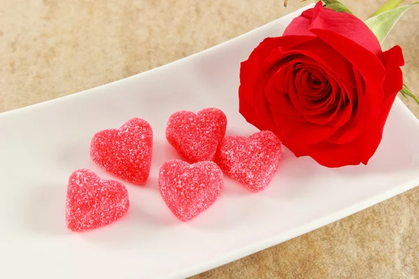 Pojedynczy czerwona róża z serca pięć cukierków — Zdjęcie stockowe