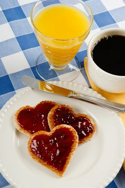 Drei Herzförmige Toastbrot Mit Himbeermarmelade Beschichtet Machen Ein Romantisches Valentinsfrühstück — Stockfoto