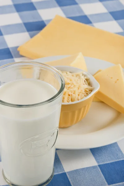 Γάλα Και Τυρί Είναι Εύγευστα Τρόφιμα Που Απολαμβάνεται Από Πολλούς — Φωτογραφία Αρχείου